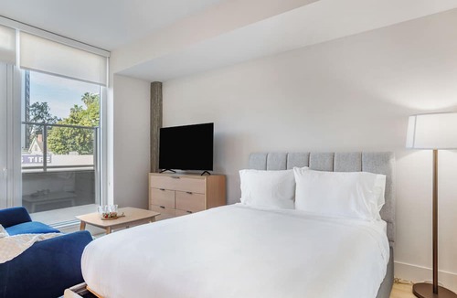 Civic Core Apartment | Rooftop Pool + Spa + Sky Lounge + Bay Views Walkable Little Italy | Ancora