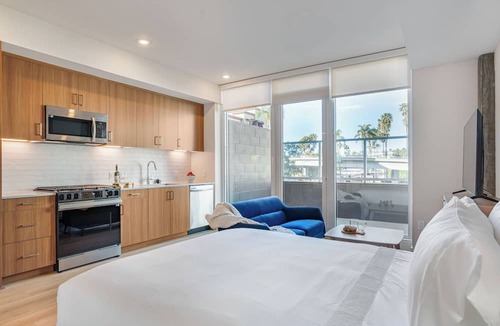 Civic Core Apartment | Rooftop Pool + Spa + Sky Lounge + Bay Views Walkable Little Italy | Ancora