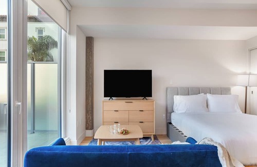Civic Core Apartment | Rooftop Pool + Spa + Sky Lounge + Bay Views Walkable Little Italy | Ancora