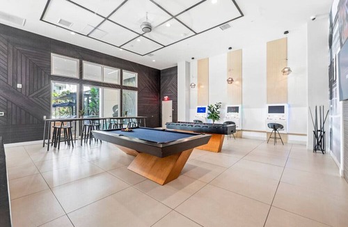 Kearny Mesa Apartment | Luxe Penthouse: King Beds, Pool, Spa, Gym, Parking