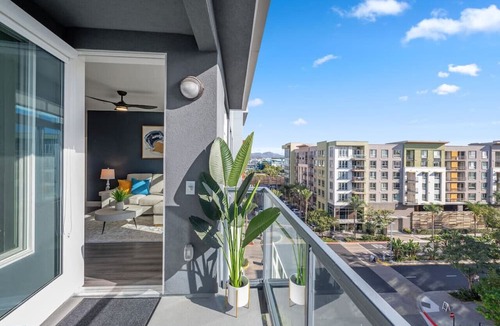 Kearny Mesa Apartment | Luxe Penthouse: King Beds, Pool, Spa, Gym, Parking