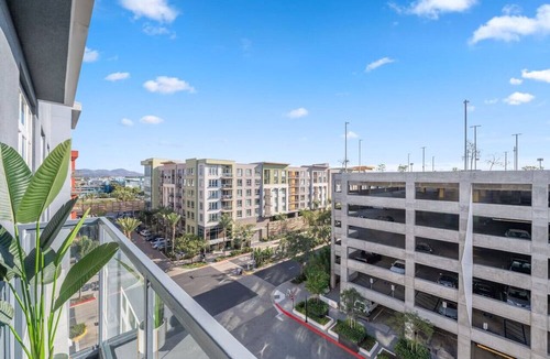Kearny Mesa Apartment | Luxe Penthouse: King Beds, Pool, Spa, Gym, Parking