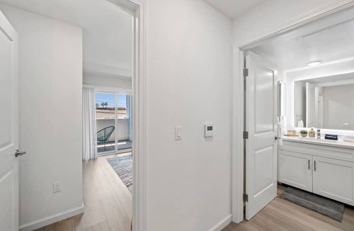 Crown Point Apartment | PB Penthouse, King Bed, 2 Blocks to Beach, Parking