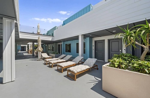 Crown Point Apartment | PB Penthouse, King Bed, 2 Blocks to Beach, Parking