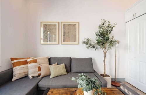 Mission Hills Apartment | New City Chic Retreat | Mins to Beach & Downtown!