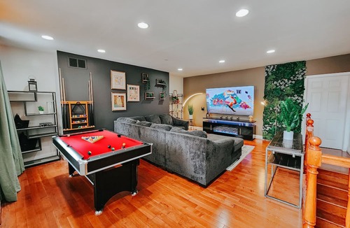 Midtown Village Apartment | Walnut Mega Kingdom/King Bed/85" TV/Arcades