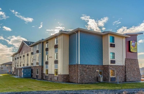 Buena Hotel | Comfortable Quiet Room w/Kitchen – Near Shops, Cafes & Attractions