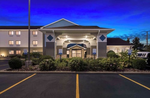 Joliet Hotel | Family Comfort Near Chicagoland Speedway, Shopping, and Dining Spots | 2 Units