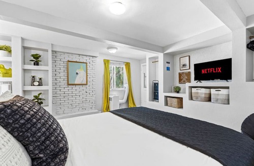 North Park Apartment | Urban Oasis near the Zoo: A Central Studio for 2