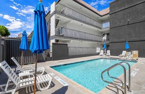Central Escondido Apartment | 1 King Bed|Mobil Acc|Nsmk