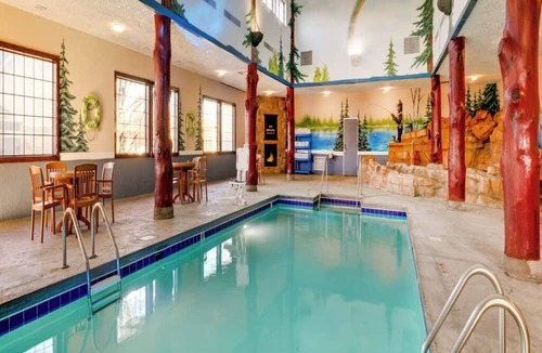 Moline Hotel | Stoney Creek Moline | 1 King Bed | 4.5 mi to Putnam Museum and Science Center