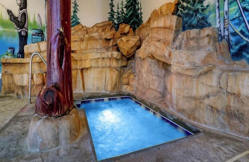 Moline Hotel | Modern Stay in Moline | 4.0 mi to Figge Art Museum | Downtown Attractions