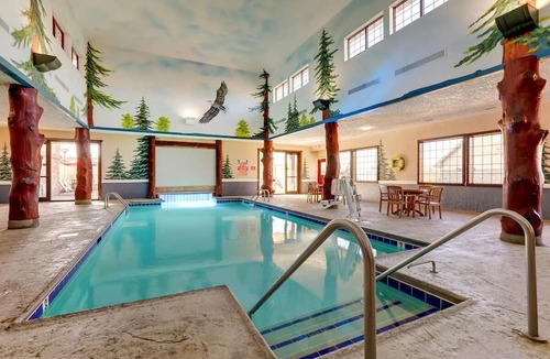 Moline Hotel | Modern Stay in Moline | 4.0 mi to Figge Art Museum | Downtown Attractions