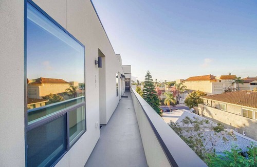 University Heights Apartment | Modern Apt with Balcony Hot Tub, ADA Compliant