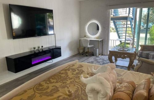 Crown Point Apartment | Bay Bliss: Luxurious Comfort with Stunning Views