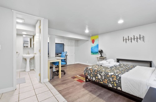Wallingford Apartment | Walk2UW, PrivateSuite w/Bath, FREE Parking,TV, WiFi