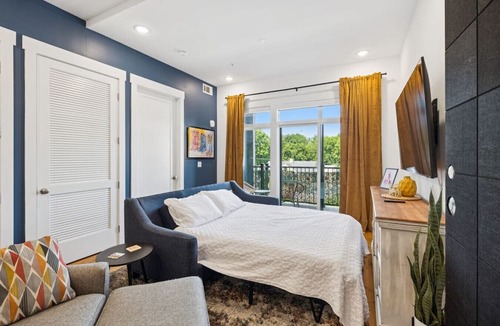 Inglewood Apartment | 20 Person Nashville NashVegas Hangout with 20 Beds