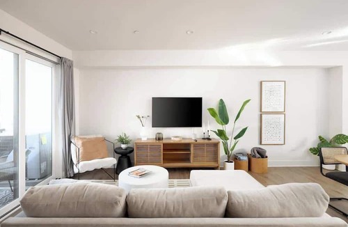 Golden Hill Condo | King Bed|Chef's Kitchen|2-Car Garage|1650 Sq Ft