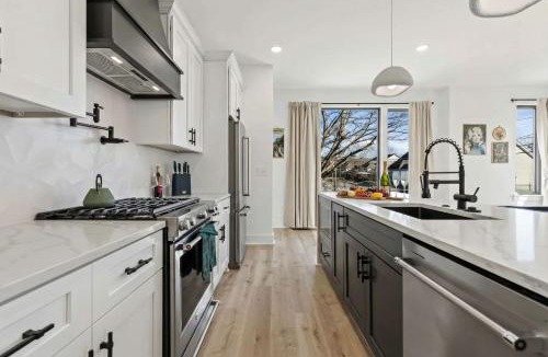 Hurwood Heights House | Hot Tub Poker Pool Table & Rooftop City MLS View