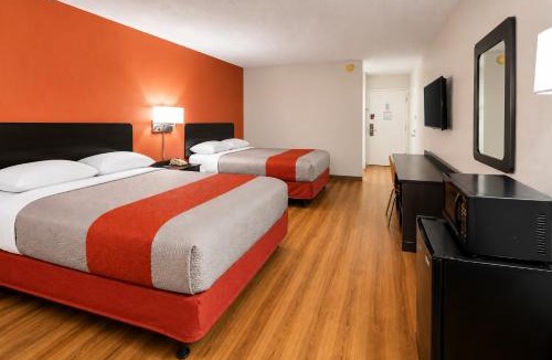 New Stanton Hotel | Motel 6-New Stanton, PA
