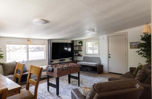 Spring Valley House | Comfy Home with Game Room & Back Yard - Kid Friendly