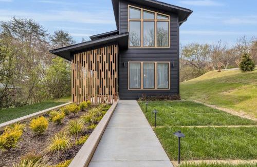 Stuart Heights - Rivermont Villa | Chattanooga Modern Luxury that Sleeps 10 with 2 King Beds