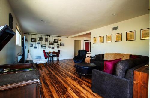 North Clairemont House | 4BR Group Retreat w Golf Green, Poker & Fire Pit