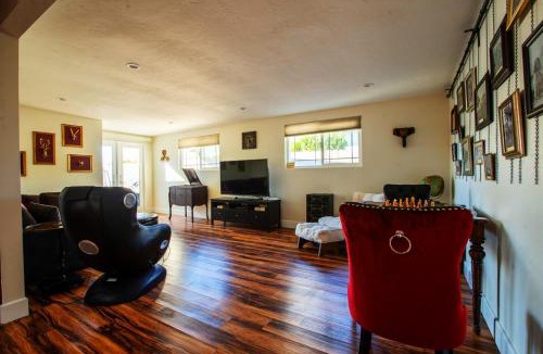 North Clairemont House | 4BR Group Retreat w Golf Green, Poker & Fire Pit
