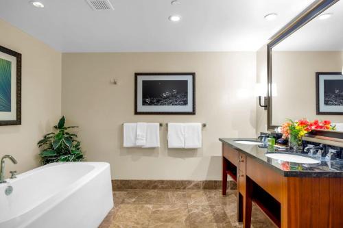 Honua Kai Villas Ocean View 7 BR Sleeps 20 Great for Families Complimentary Car with 6 Nights HKH ML-1121 by KBM