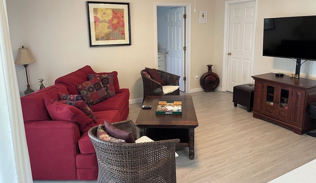 Lots of Privacy On A Lake 20 Minutes From Disney With A Private Pool!