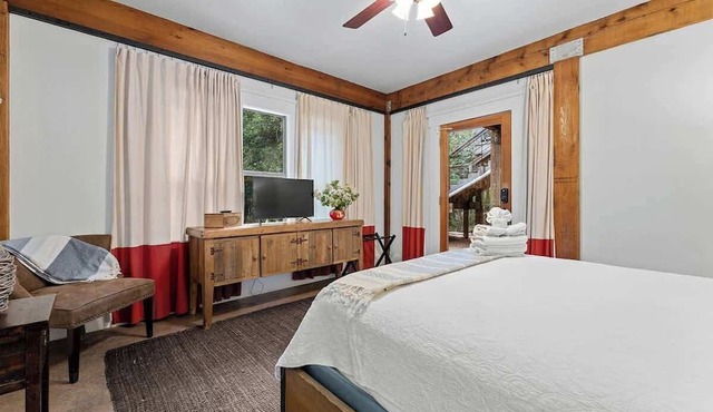 Life is Gruene-riverfront Luxury-1mi To Gruenehall