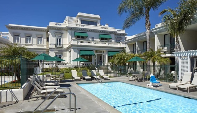 Always a Great Idea To Unwind! Beach Access, Heated Pool, Private Parking!