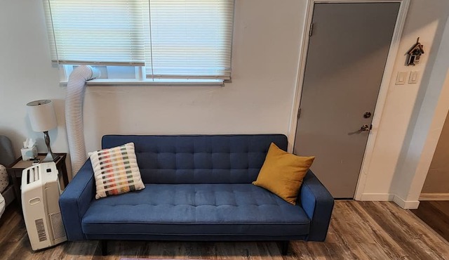 New ! Lovely Studio w/patio, Parking on premises