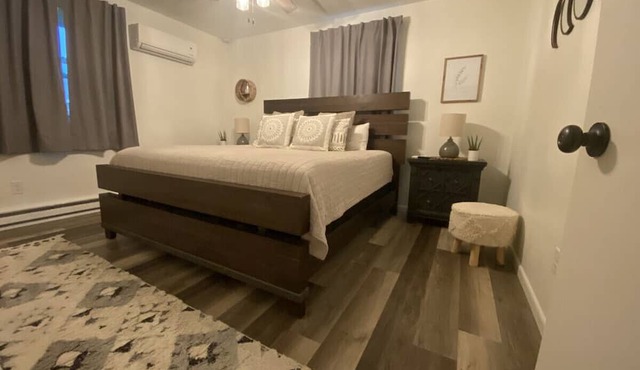 Autumn Escape Springfield House: Sleeps 8, 3BR 2BA · Hot Tub Fire Pit Grill Pool