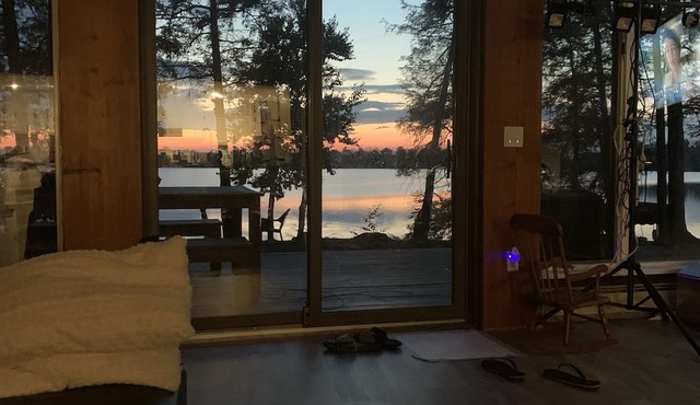 Crystal Lake Lakefront that is 10 minute drive to Elk Mountain Ski Resort