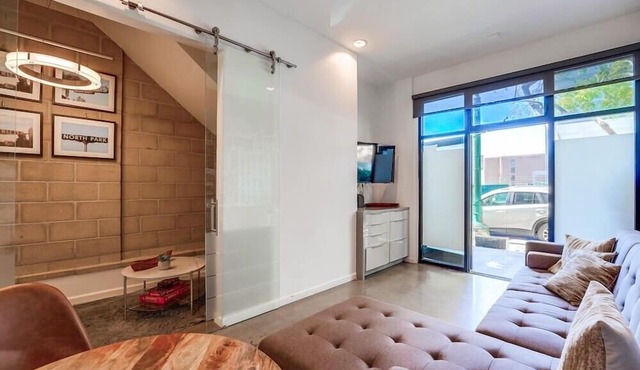 Modern Urban Row Home * Dog OK * AC