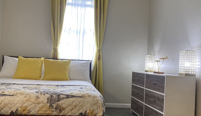 Spacious 2BR Apartment w/Balcony Free Parking Near UPMC