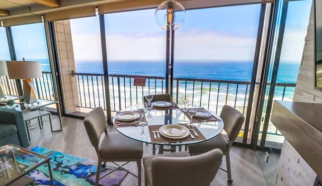 Luxe Oceanfront view, murphy bed, parking and pool