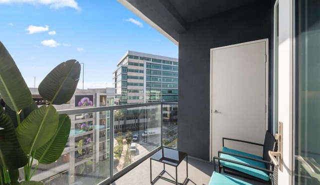 Luxe Penthouse: King Beds, Pool, Spa, Gym, Parking