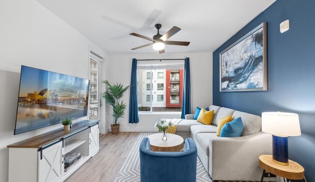 Deluxe Penthouse Paradise: Heated Pool, Gym, Games. Parking