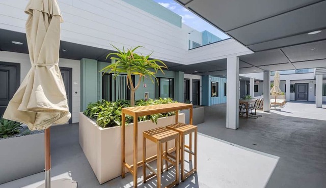 PB Penthouse, King Bed, 2 Blocks to Beach, Parking