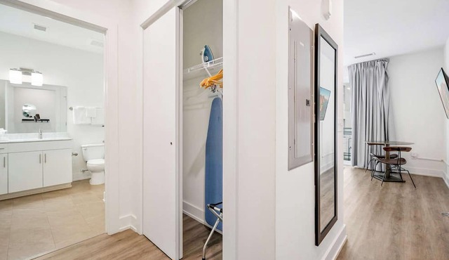 Modern King Studio Downtown ATL Apartment
