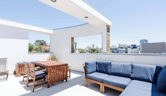 Modern Penthouse Apt w/Rooftop Deck & Views
