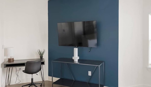 Landing | Stunning 1BD, Pool, Gym