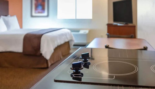 Comfortable Quiet Room w/Kitchen – Near Shops, Cafes & Attractions