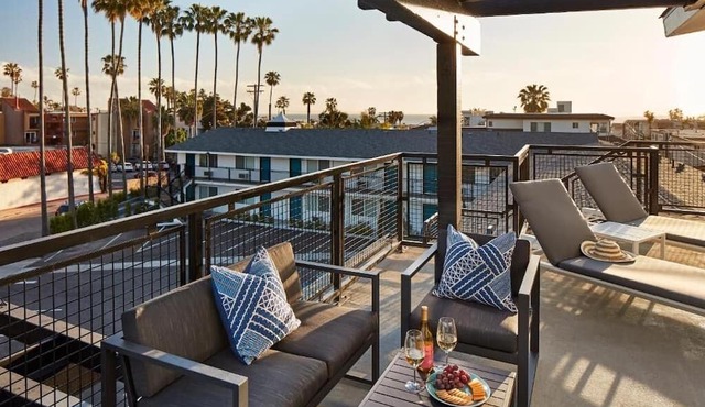 Upscale La Jolla Stay w/Heated Outdoor Pool | 0.4 mi to Windansea Beach