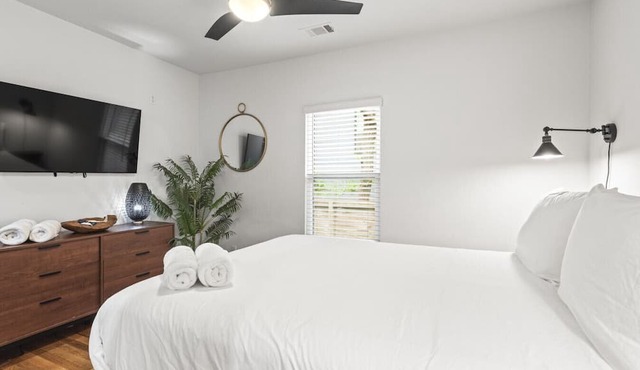 Hot Tub | Fully-Fenced Yard |The Bubbly Suite