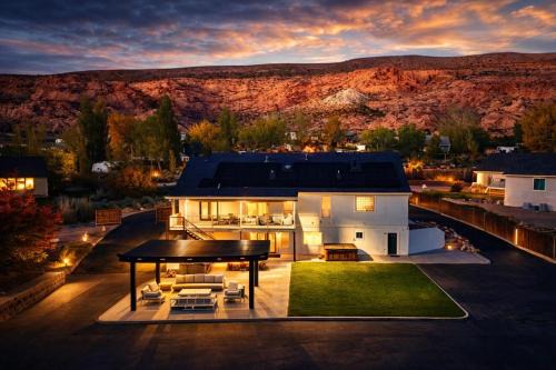 Exclusive Retreats Desert Dream Estate 10 Bedrooms Sleeps 35