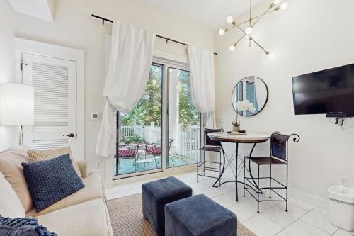 Pleasant studio at The Baytowne Wharf with shared pool hot tub shopping & events