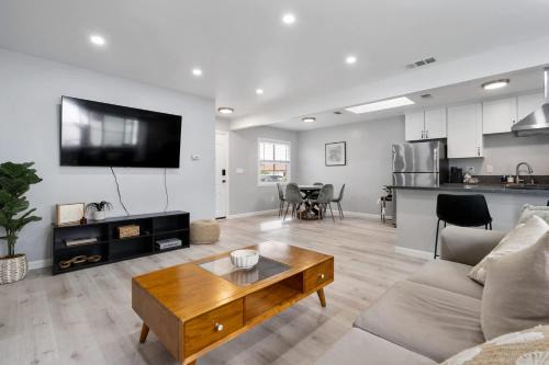 Cozy Family Home - Central to everything!